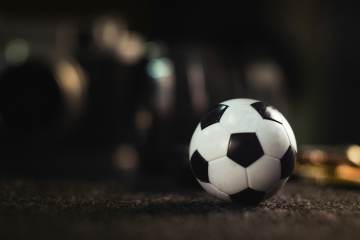 FIFA更新排名！日本稳居亚洲榜首，国足第13，身后追兵仅差0.4分（配图示意）